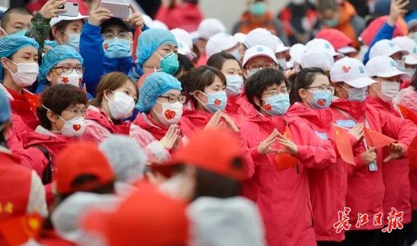王行环教授等医院领导,为首批撤离的医护人员颁发《抗疫工作证明》和