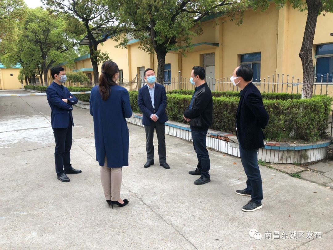 区政协副主席谢保成一行到扬子洲镇南洲村检查指导花卉基地种植情况.