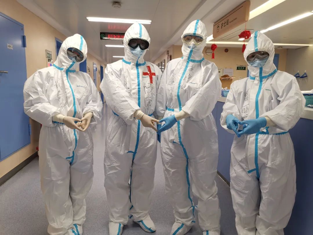 3月29日下午,同济医院光谷院区e3区-8病房最后一位患者出院,看着患者