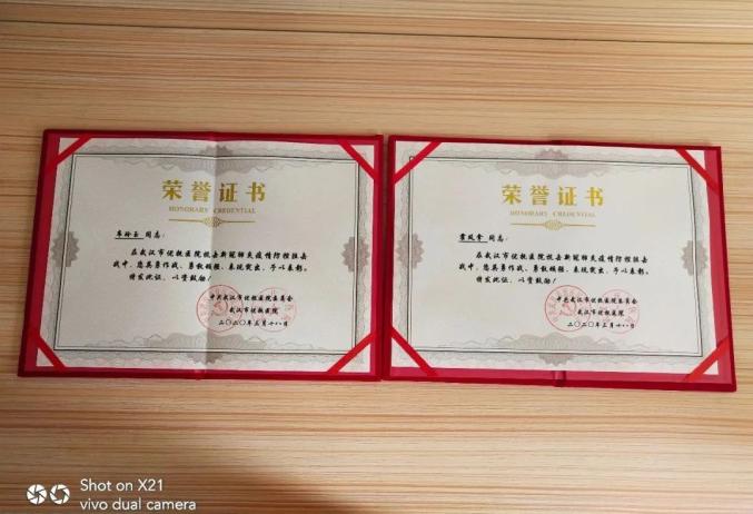 图为兴宾区人民医院驰援武汉医护人员韦玲玉,霍凤拿获得荣誉证书