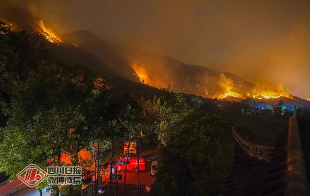 西昌市经久乡森林火灾蔓延,4月1日凌晨,泸山正面有多处火点持续燃烧.