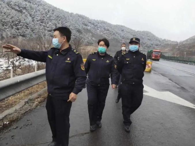 满满正能量踏雪而行刘俊星督导检查高速沿线引线道路两侧环境卫生