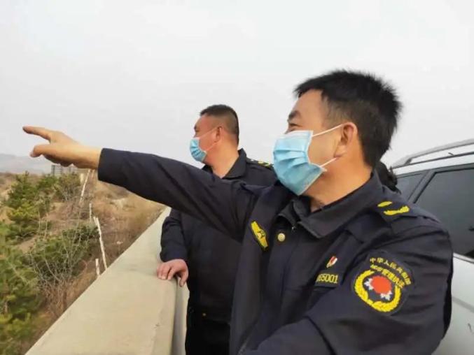 满满正能量踏雪而行刘俊星督导检查高速沿线引线道路两侧环境卫生