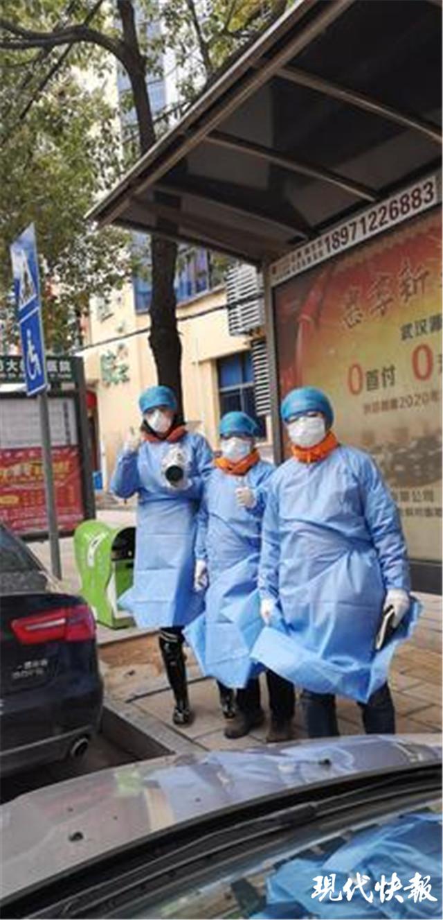 穿防护服采访,右一是王世停