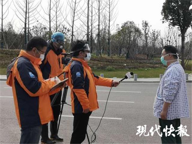 在武汉采访,左一是王世停