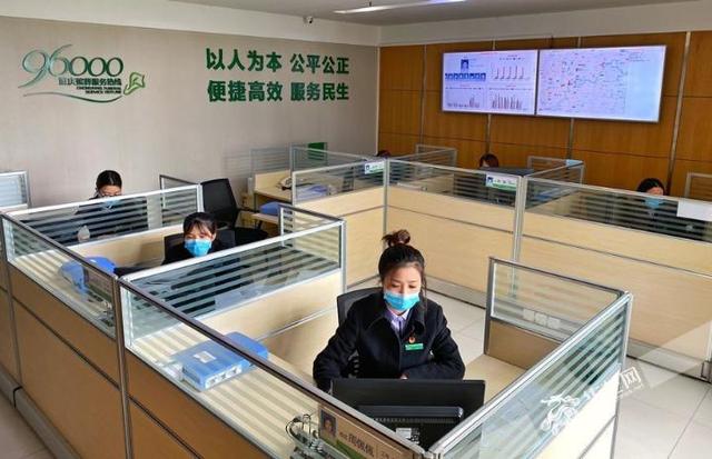 重庆96000殡葬服务热线办公室内工作人员正在忙碌.