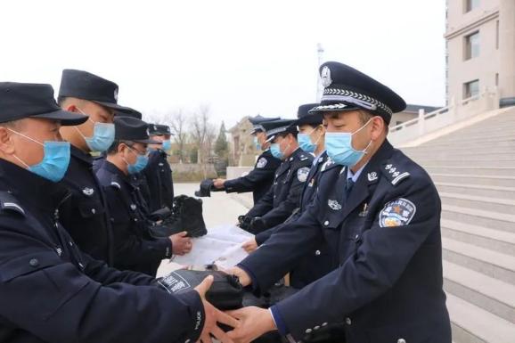 凝心聚力练精兵 —白银公安分局为巡逻处突民警,辅警发放警用服装