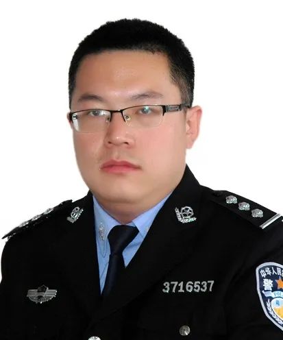 男,34岁,中共党员,大学学历,现任教育改造科四级警长.