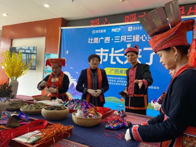 视频|瑶医瑶药来了,广西来宾副市长直播带货