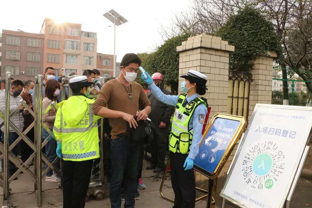 抗疫最美巾帼风采录用警察蓝筑起防疫堡垒贵港市公安局交通警察支队