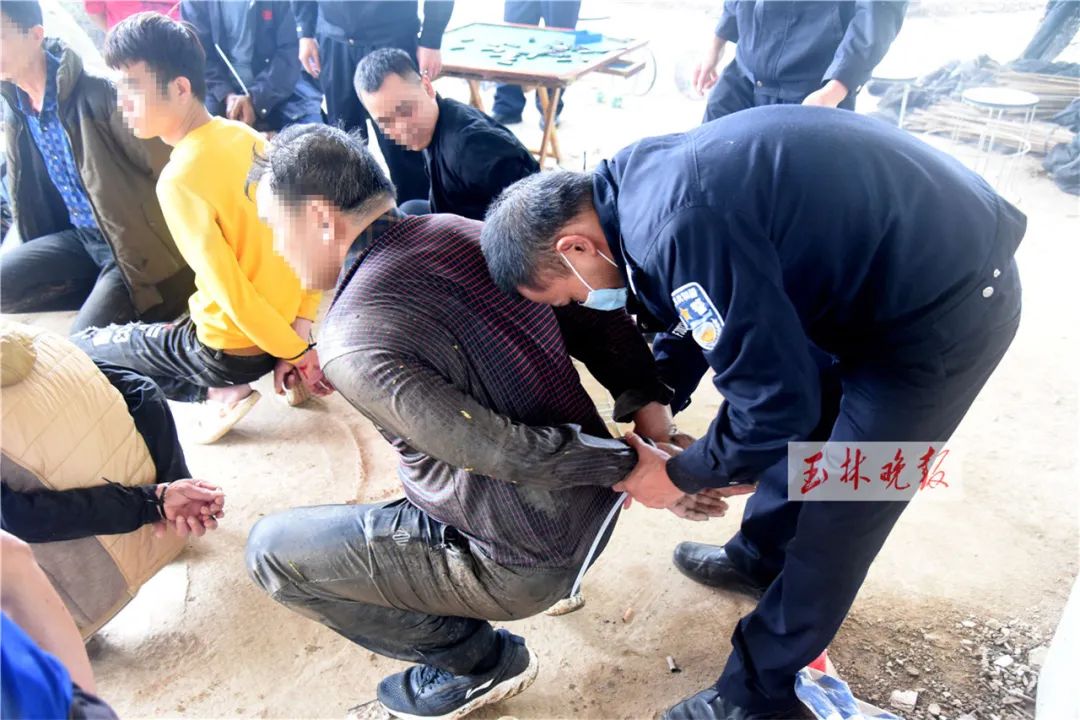 刚开几天就被端了玉林警方突袭野外赌窝当场抓获16名赌徒