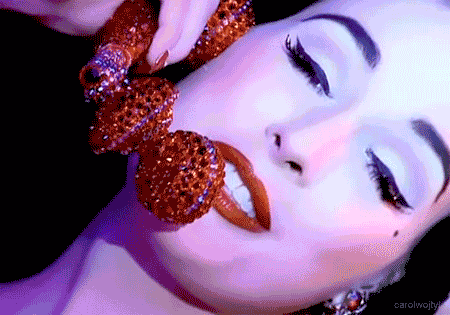 身价15亿脱衣舞娘却将豪宅造成了复古梦境