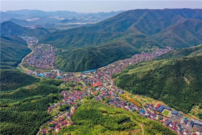 空中俯瞰长兴县煤山镇新川村,民居镶嵌在绿水青山之中.