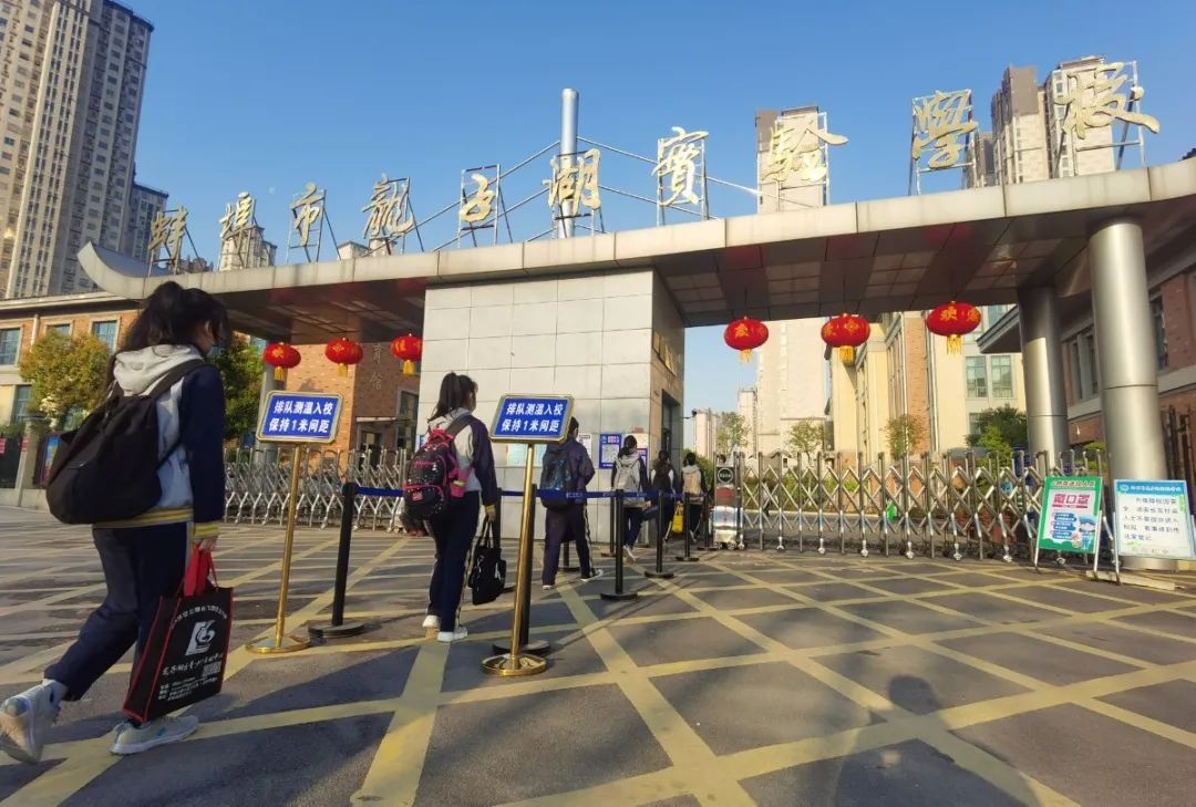 蚌埠发布  4月13日,龙子湖实验学校,初三年级学生按照规定流程有序入