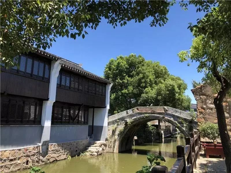 宛若水墨画般的焦溪古街,依着龙溪河临水建成"六街九桥十八弄,小桥