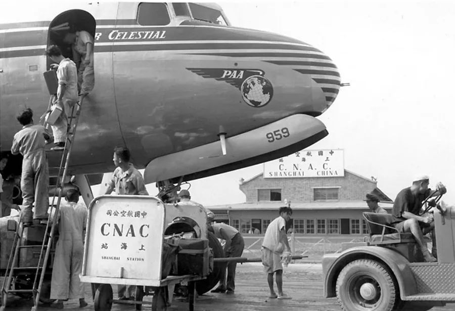 20世纪40年代,一架泛美航空公司的班机正在龙华机场装卸货物