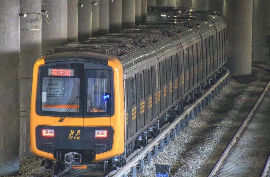 北京地铁  采取大中小交路套跑运行方式,大交路为全程运行列车,中交路