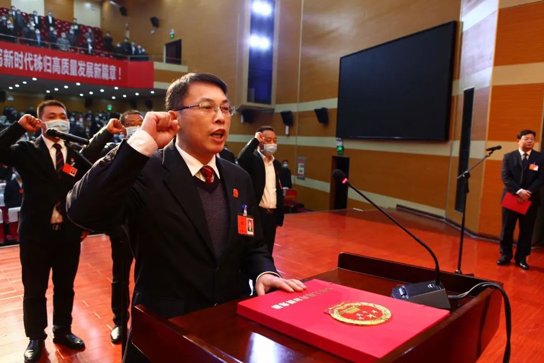 陈发伦同志全票当选县法院院长 4月12日,在秭归县第十八届人民代表