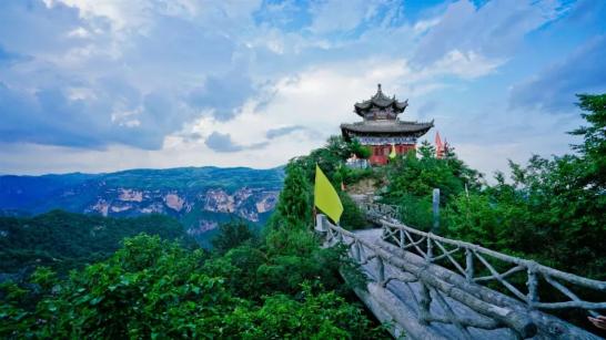 看遍平凉风景 当第一缕阳光洒向人间 登上崆峒香山 观日出东方,听