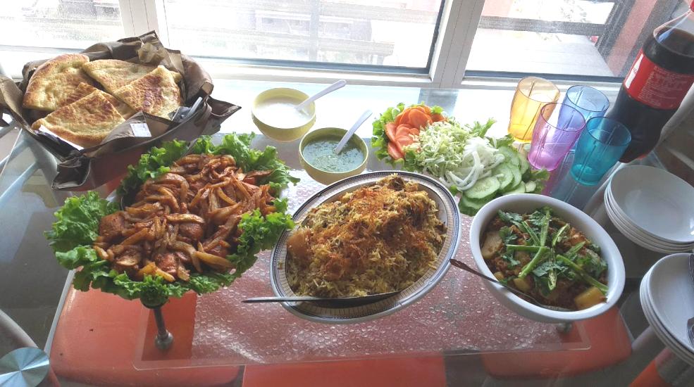 左:国际学院玻利维亚籍学生马塞洛在家中做饭;右:国际学院学生们做的