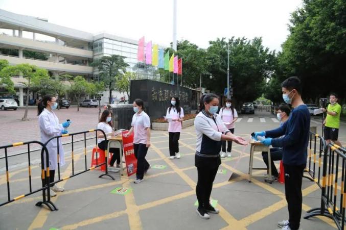 21日,富安中学组织相关人员到勒流职校开展疫情防控应急演练,熟悉新