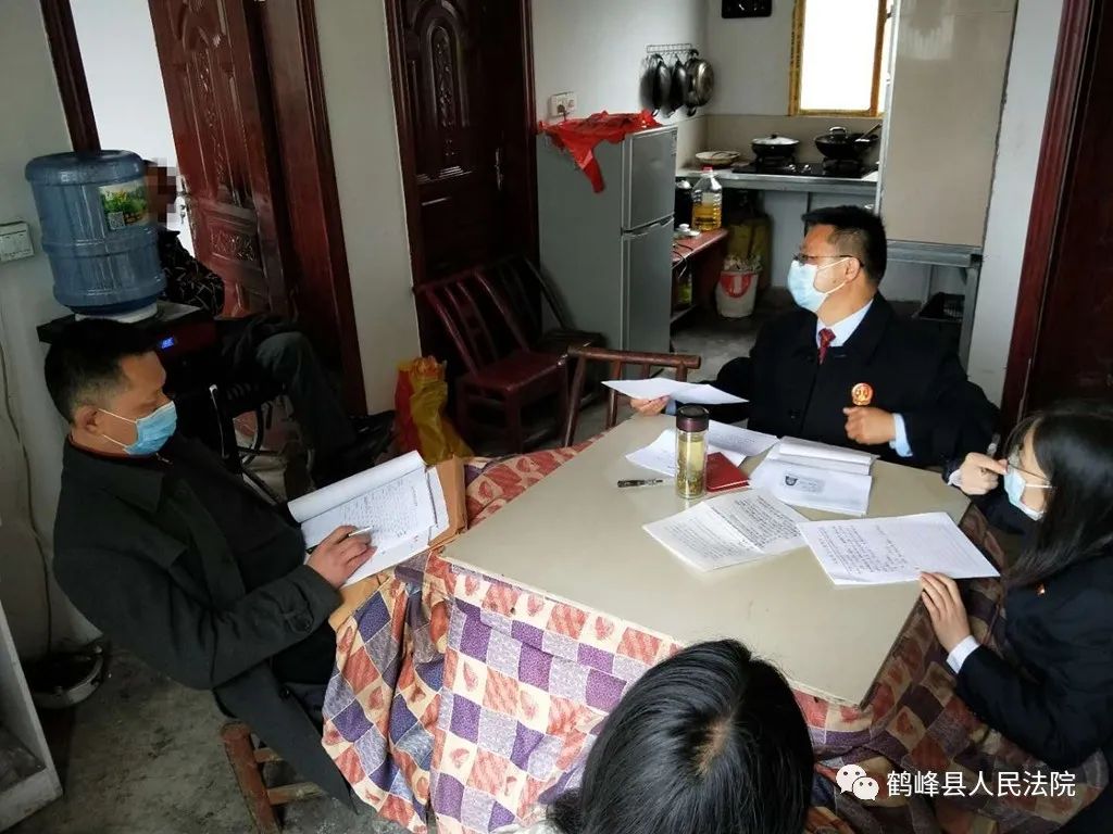 鹤峰县法院走马法庭的法官来到走马镇汪家堡村,在当事人曾某家开庭