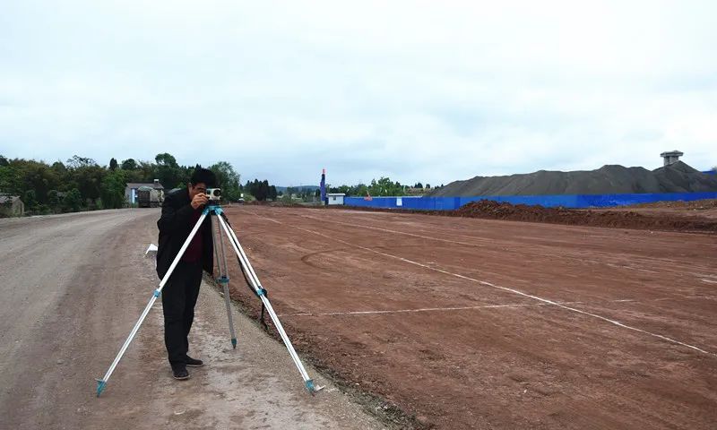 现场,内江城市过境高速公路路基已成型.