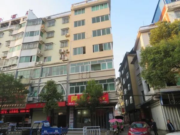 1,(第一次拍卖):坐落于建瓯市东游镇金狮路(1-8层)的房产.