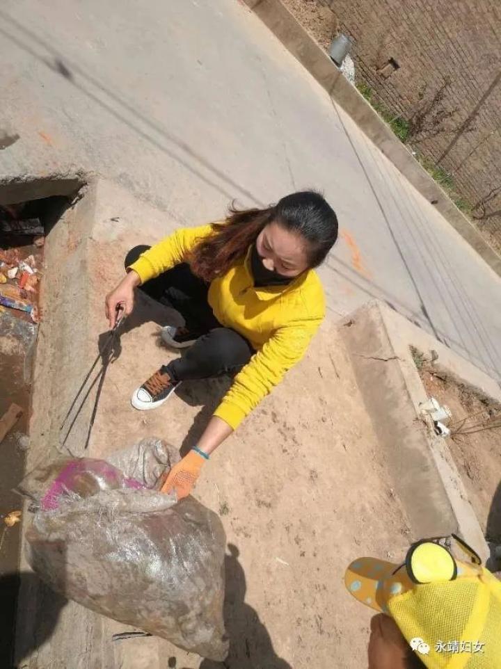 "巾帼共建美丽家园清洁行动"在永靖县岘塬镇刘家村开始了