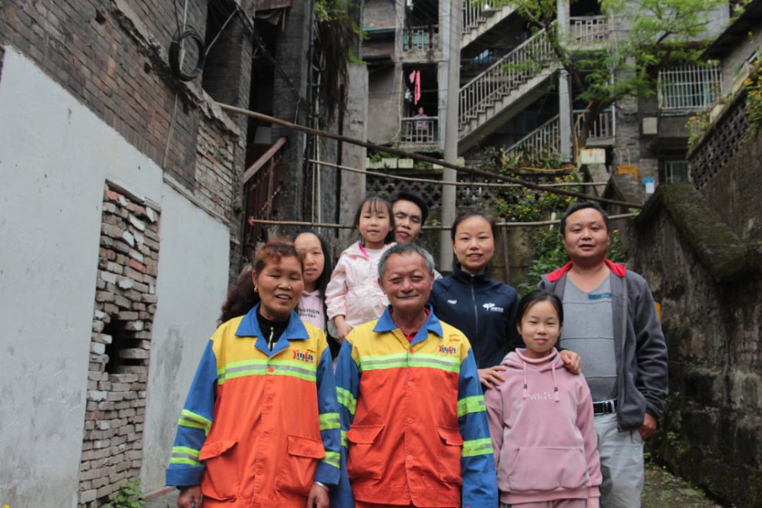 重庆江北:清洁工杨家惠—为援鄂的儿媳准备团圆饭