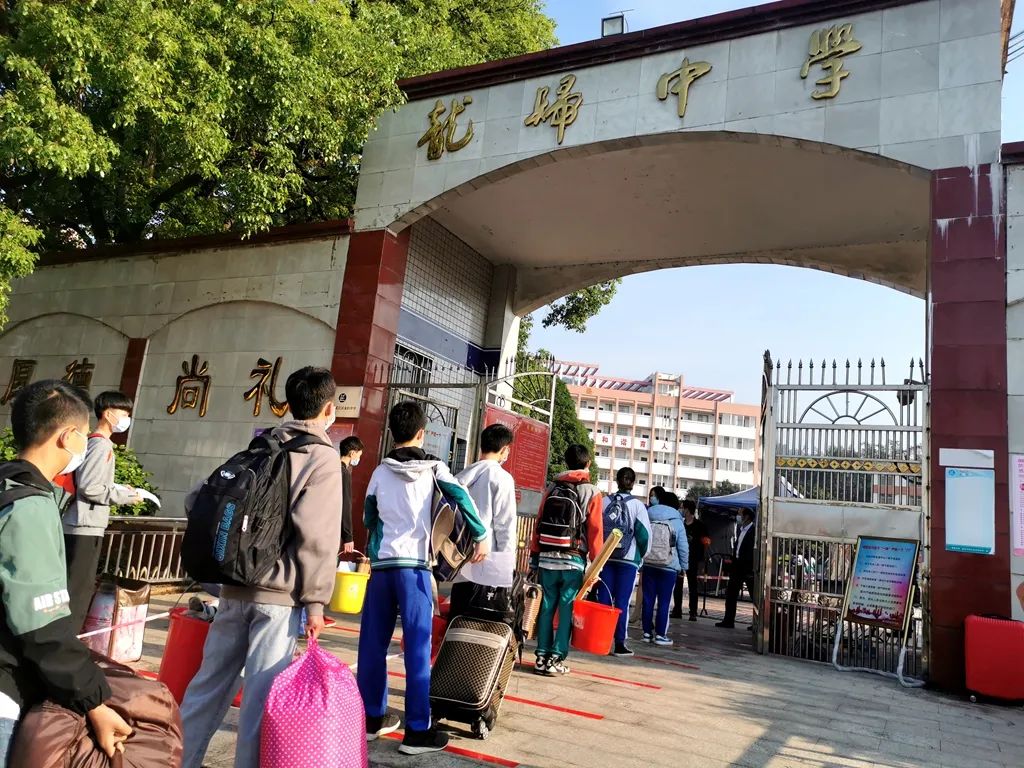 将在疫情期间成为 老师的小助手 帮助老师维持学生的秩序  龙归中学