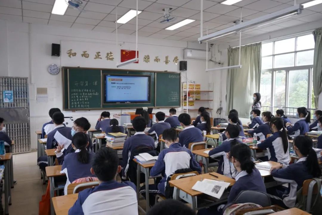 三灶中学初三学生在观看学校德育处准备的防疫宣传视频