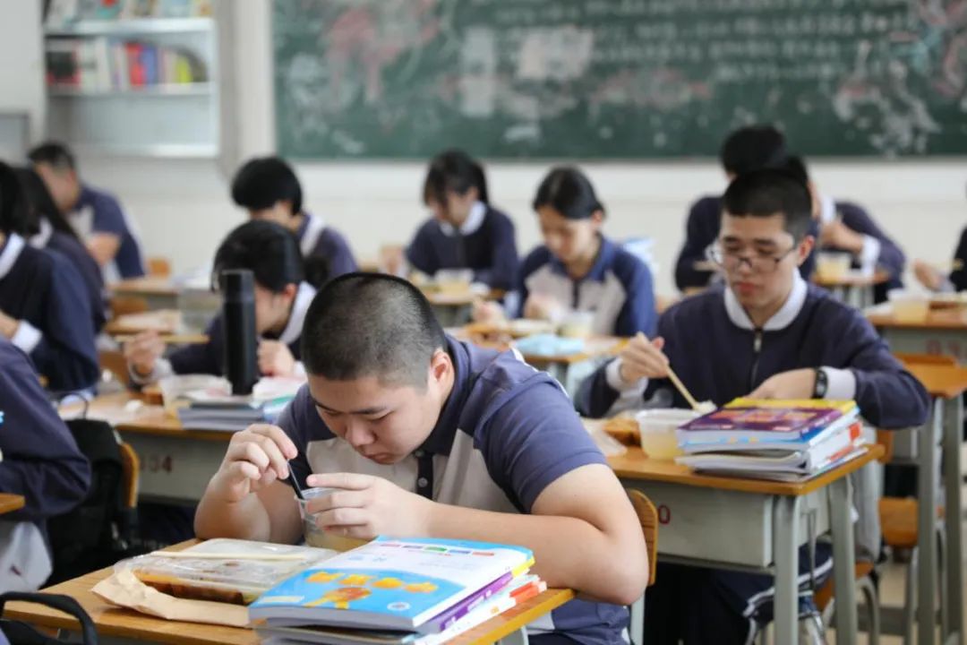 三灶中学初三学生在班级就餐