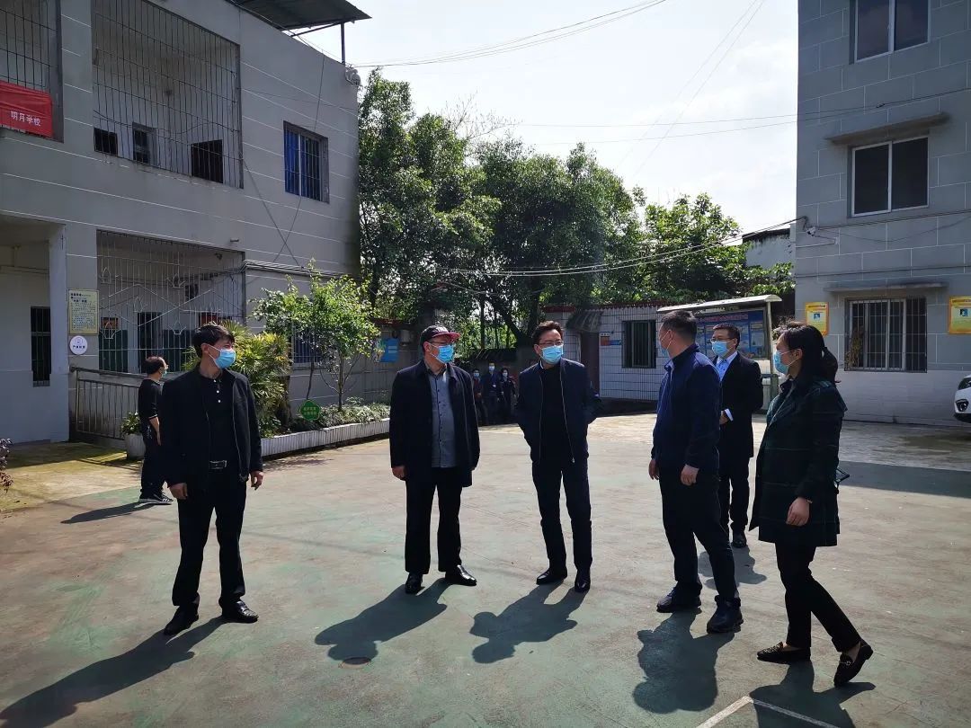 唐密,副区长张广莉以及区教委有关负责同志,来到渝北区龙山小学调研并