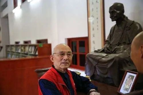 87岁济公游本昌晚年赔光家产最终还是疯了