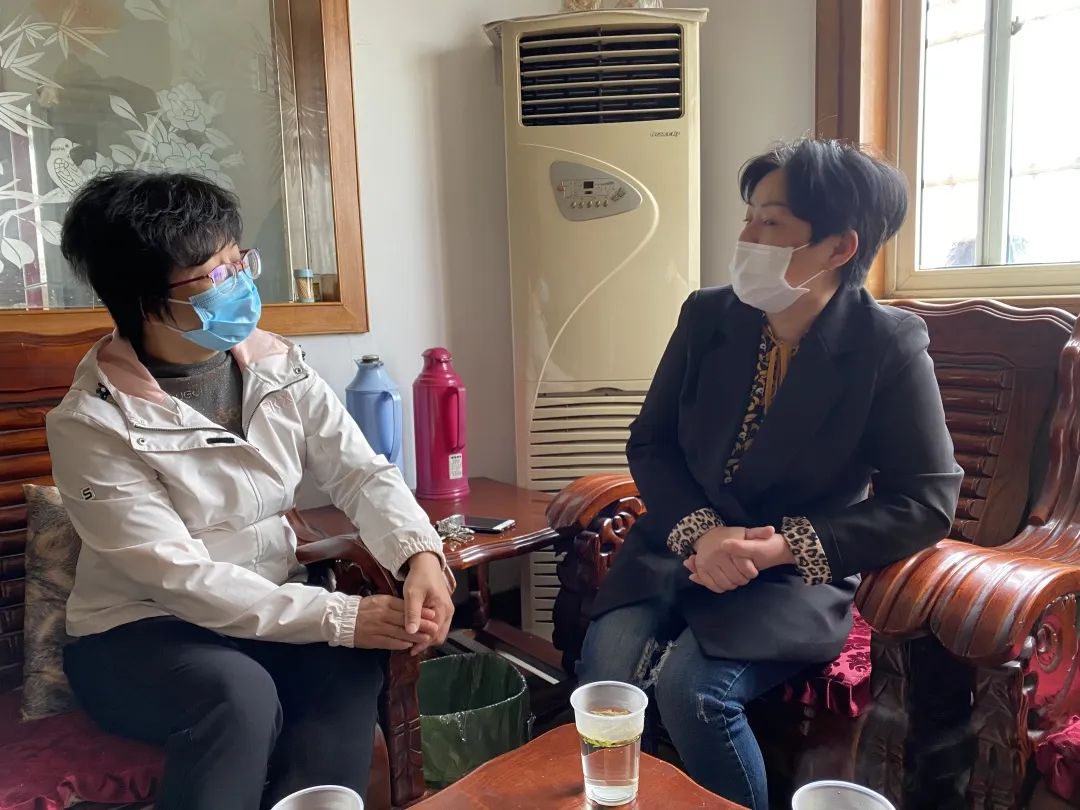 疫情期间,庄丽君每天坚守小区入口这个岗位十多个小时