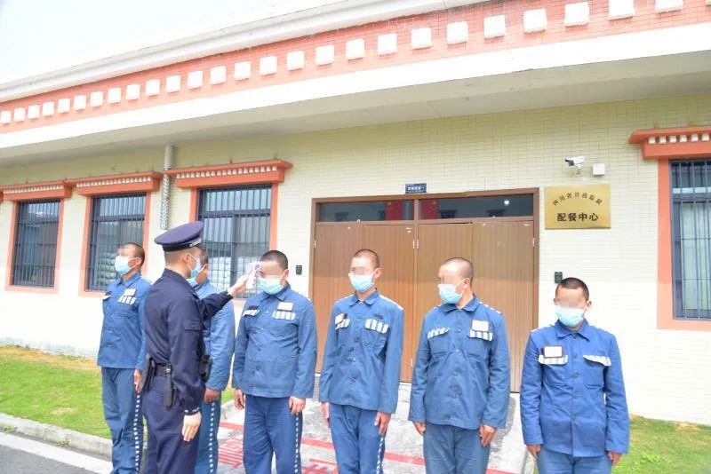 生卫科每日对食品原材料进行目检,确保蔬菜无异常,酒精消杀后送进