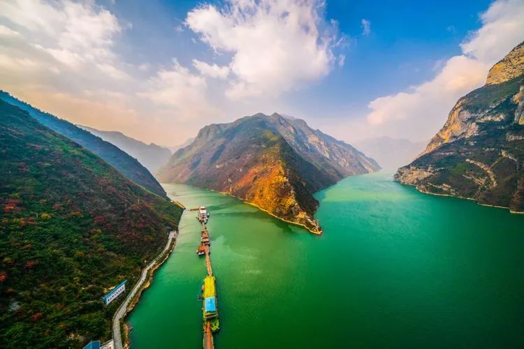 游览路线:旅游码头—神农溪—罗坪游客中心--原路返回至长江巫峡口