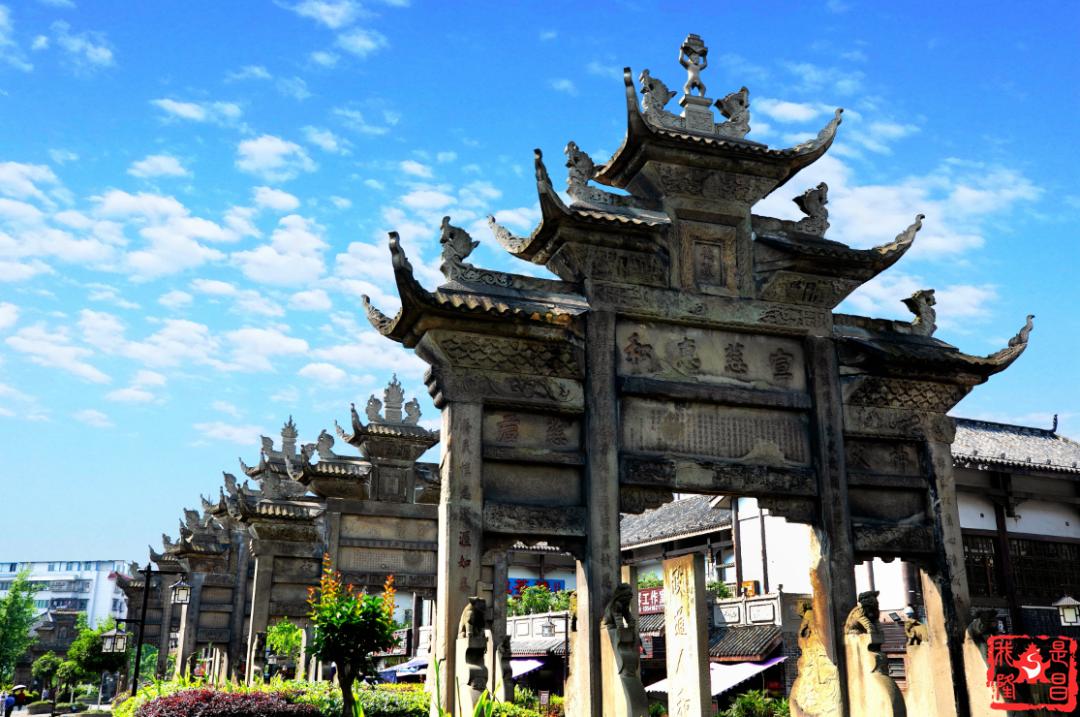 br/>南关石牌坊景区 隆昌石牌坊 一座座气势雄伟,雕刻精美 你来或不