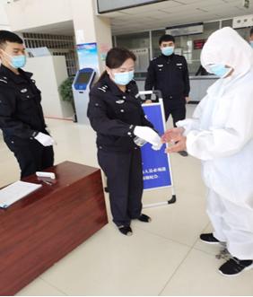 测量被告人体温 对囚车,戒具进行消毒