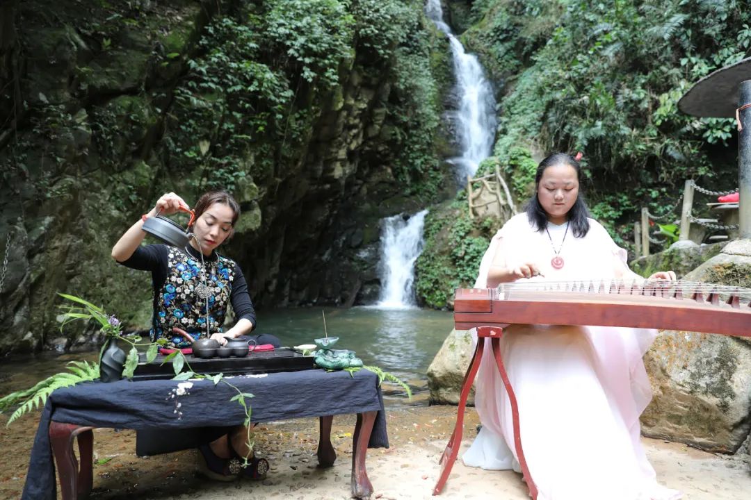 大瑶山宣传 高山流水 琴韵和鸣.(刘志刚摄) 曲径通幽,鸟语花香.