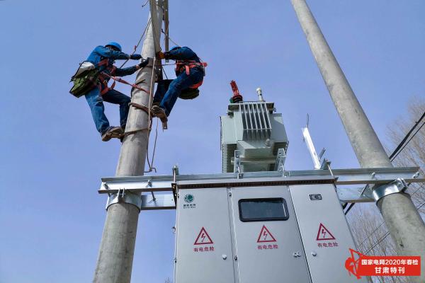 国网甘肃电力甘州区供电公司在10千伏中卫线机关配变进行台区改造摄影