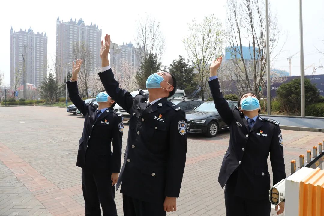 黑龙江监狱  慰问队员与援鄂民警隔窗互动,挥手致意 杨明昕监狱长与