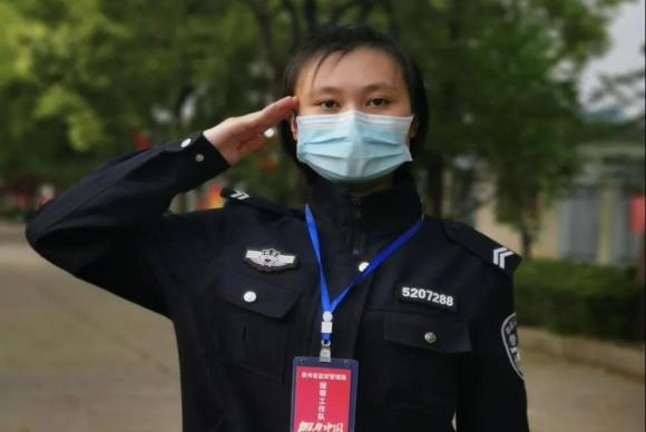2020年4月,我穿着警察冬执勤服在武汉某监狱执行援鄂工作.