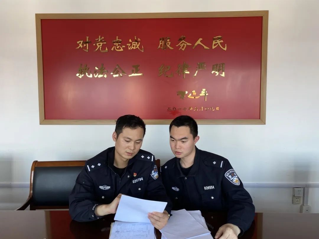 新吴公安分局硕放派出所(左)师父:仝 飞,29岁(右)徒弟:王济洲,23岁