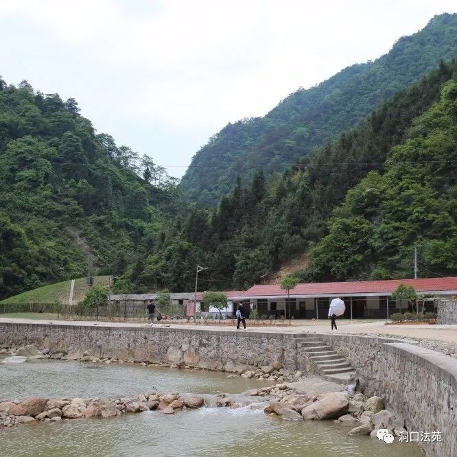 碧水,不忘初心"为主题的五四青年拓展活动,前往洞口县花园镇红军桥