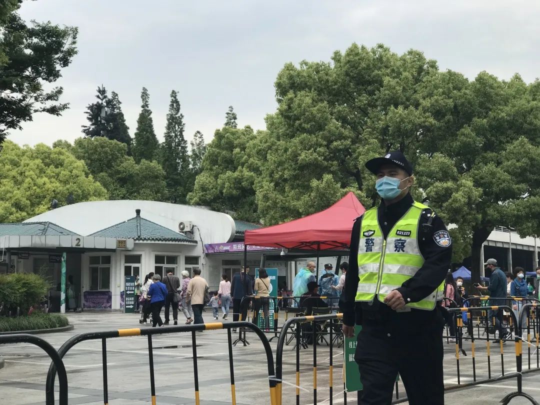 徐汇公安分局共派出52名警力增援机场及集中隔离点参加防疫防控工作.