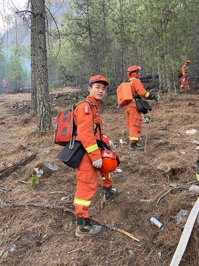 森林消防员在防灭火的路上,保护前人种下的树