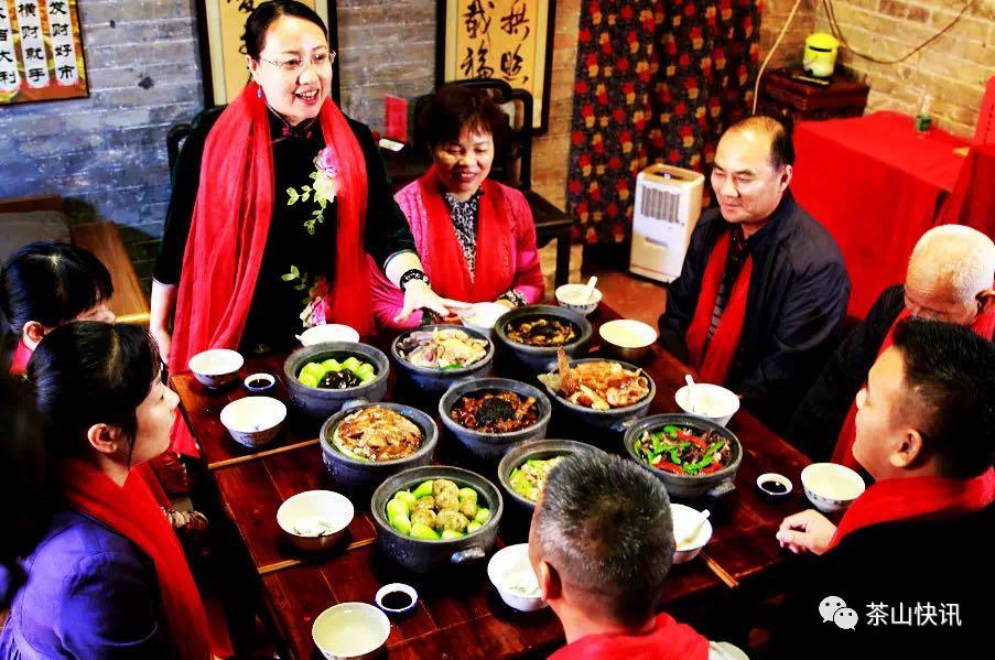 九大簋摆位十分讲究南社九大簋分为团年家宴,新年斋宴,迎娶喜宴,于