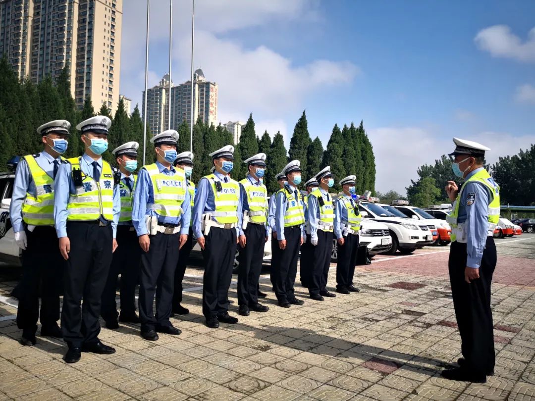 河南高速交警全警护航与严查违法并举全力守护群众五一假期平安返程